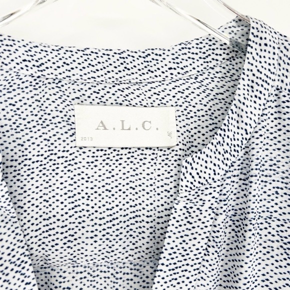 Fabric
-Silk

Measurements
-Length 24 1/2
-Bust 19 1/2

Size
-M - Picture 4 of 5